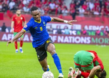 Waziri Mkuu awamwagia maua Taifa Stars Bungeni